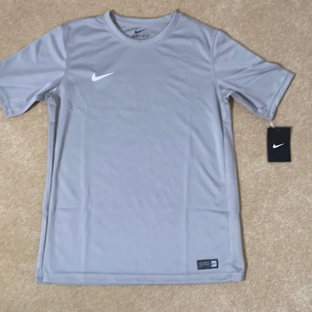 Boy’s Nike Youth Gray T-Shirt Large - NWT